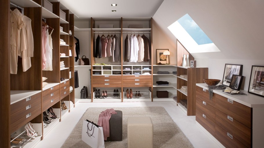 Большая гардеробная комната