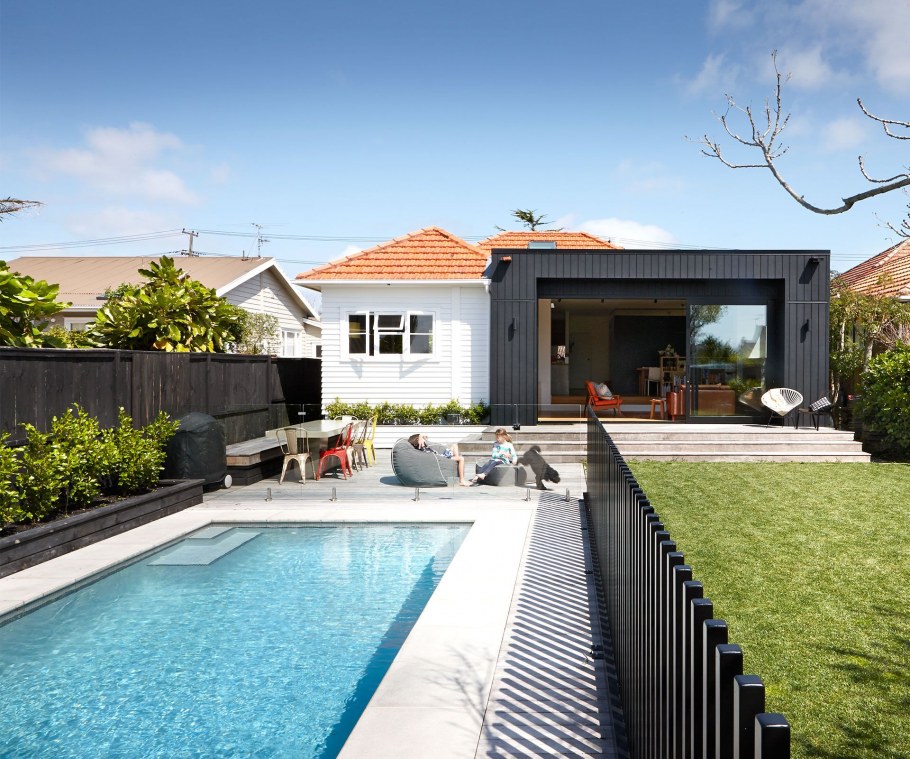 Задний двор с бассейном