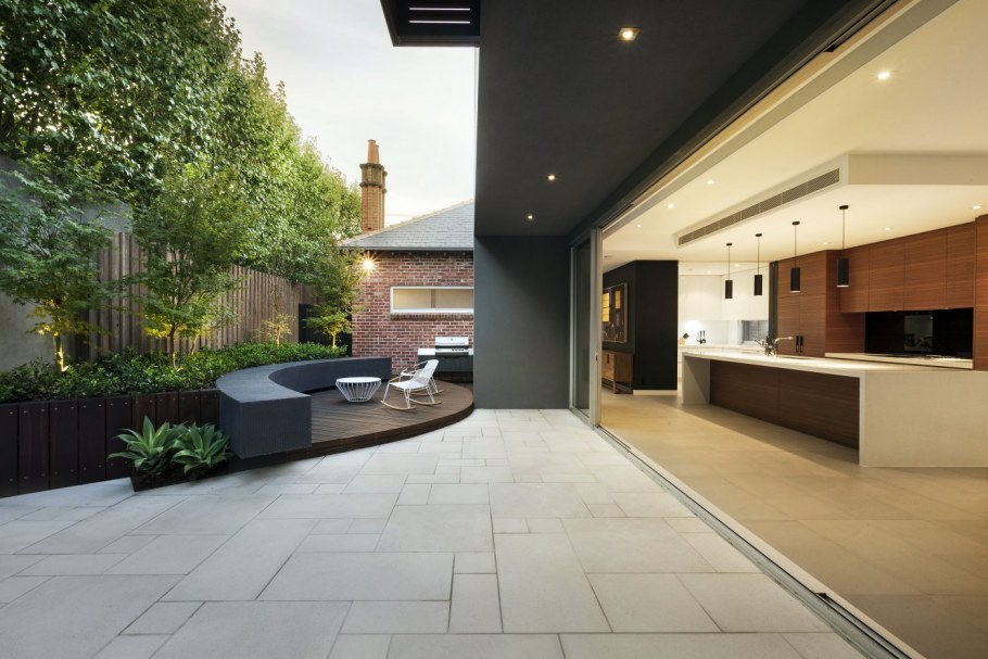 Двор в современном стиле