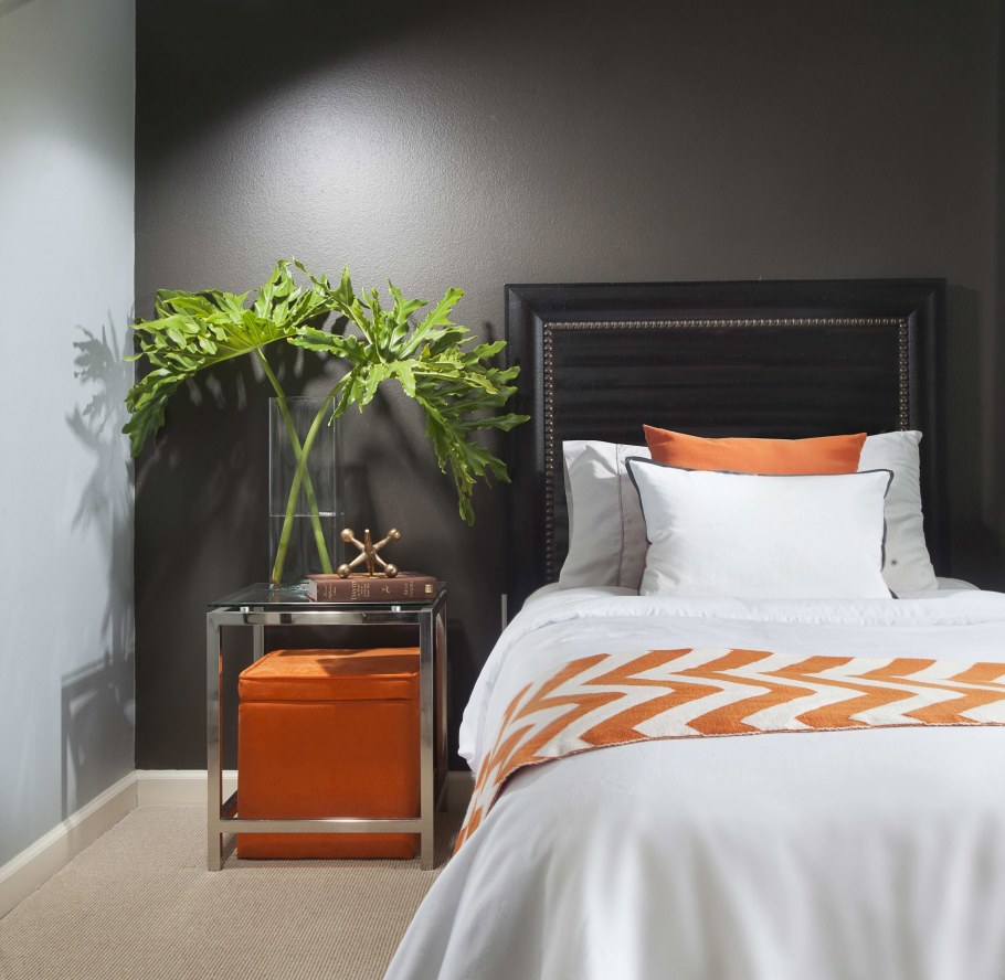 Оранжевые стены в интерьере