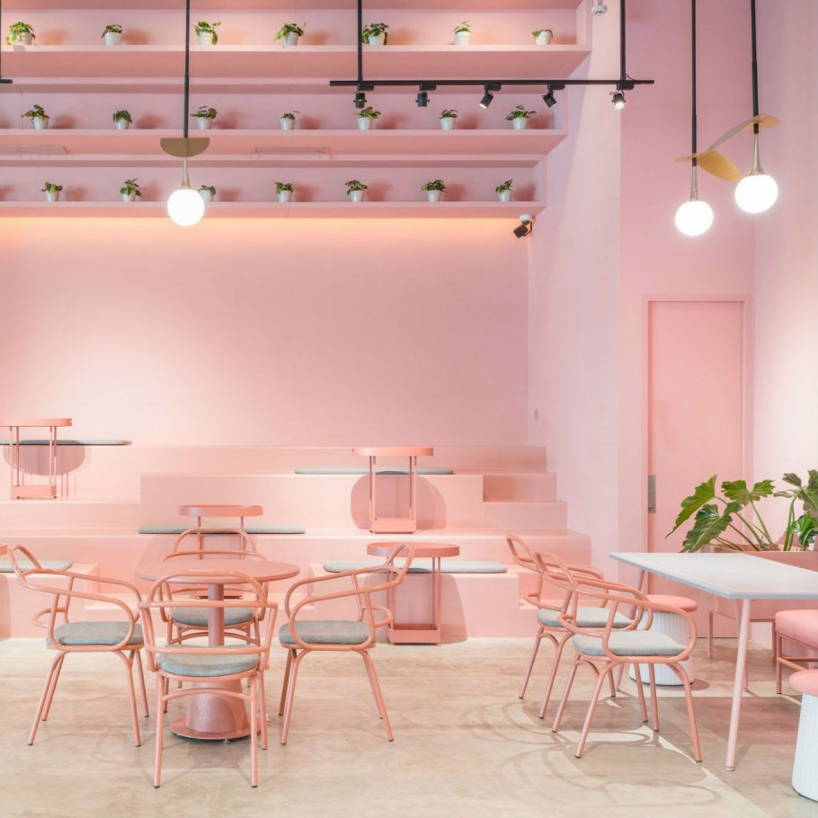 Комната с оранжевыми стенами