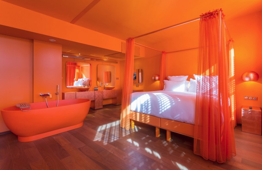 Персиковые стены в прихожей