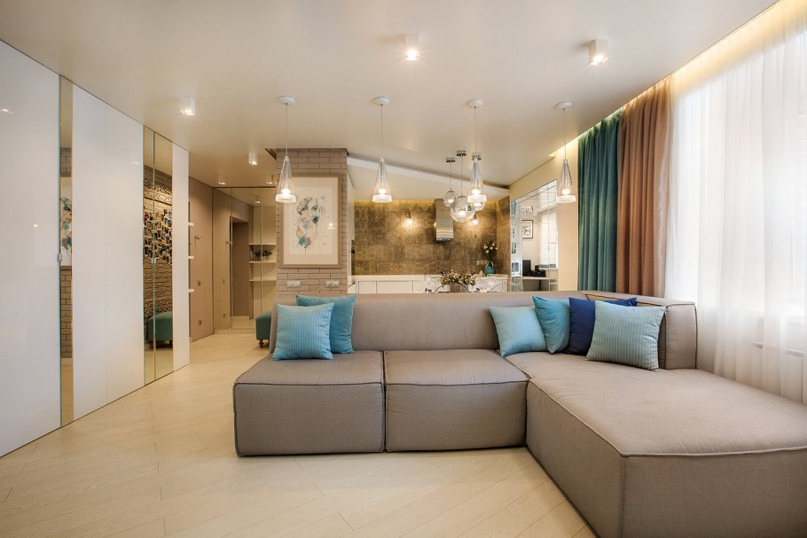 Гостиная с диваном посередине