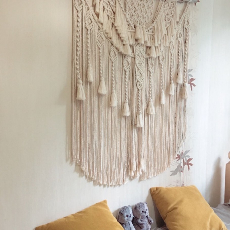 Декорирование стены в коридоре