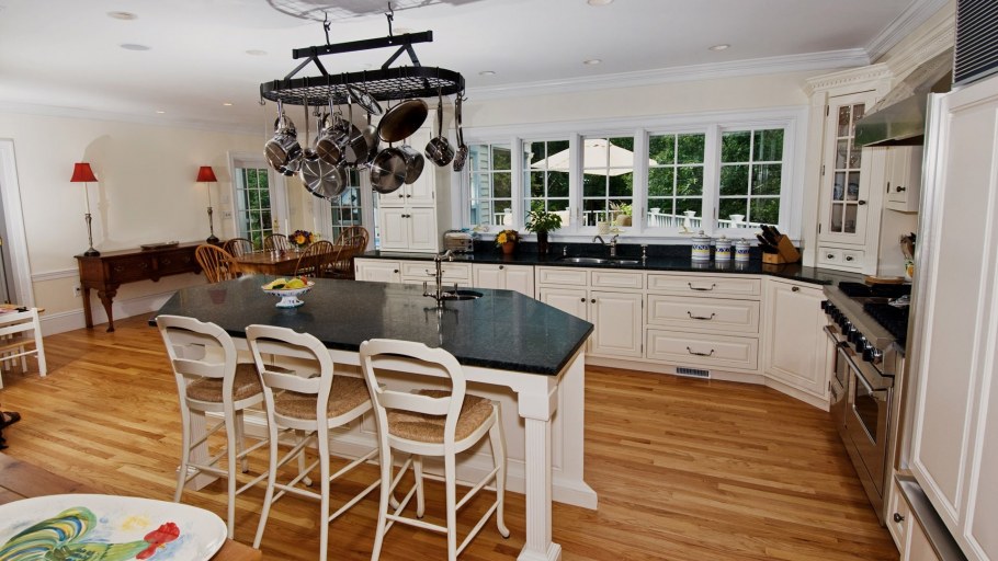 Кухни с островками в частном доме