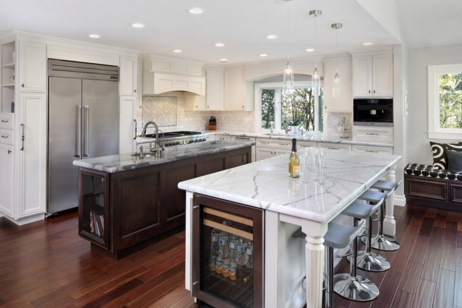 Барная стойка посреди кухни