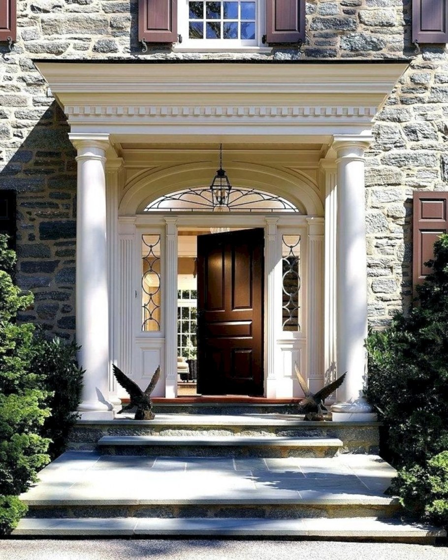 Входная дверь в частный дом