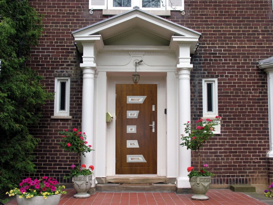 Дверь в частный дом