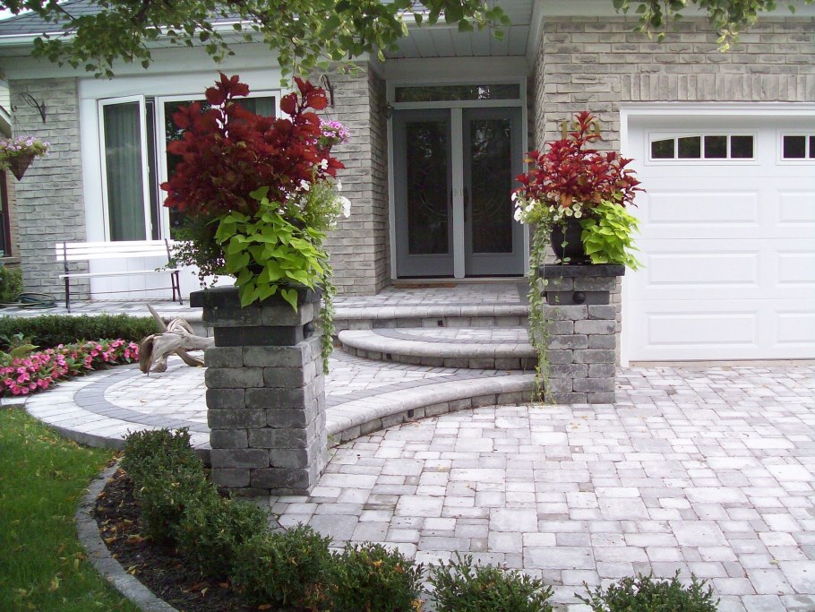 Клумба у крыльца