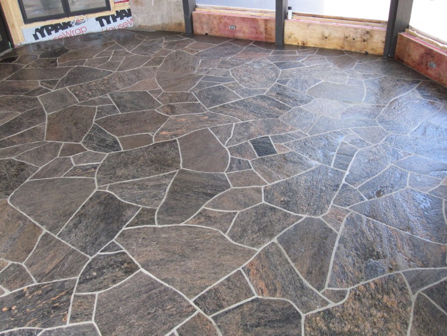 Натуральный камень в интерьере кухни