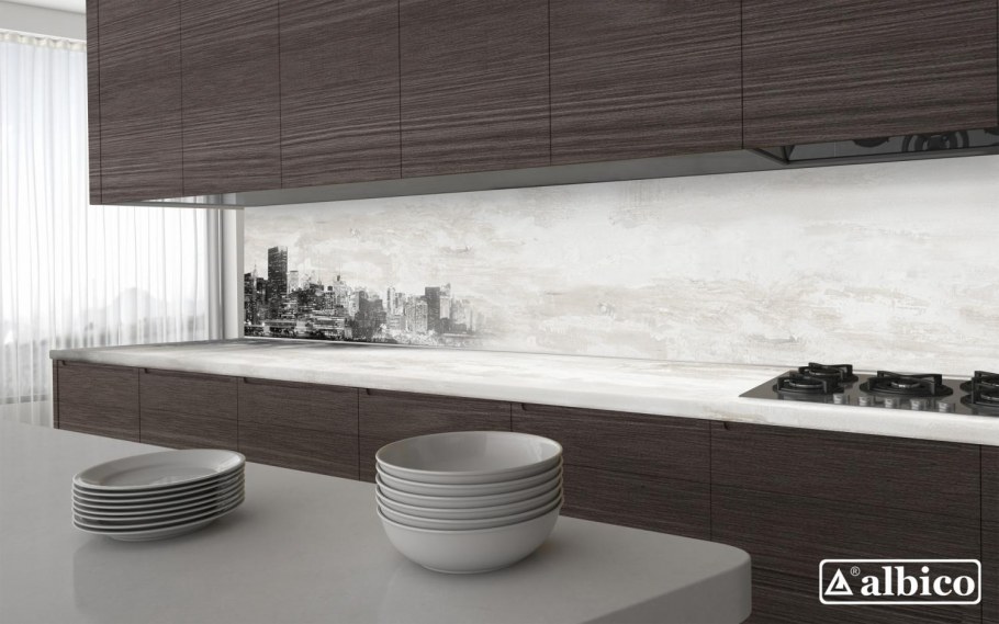 Кухня с черной столешницей и фартуком