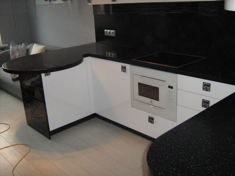 Кухня с черной столешницей