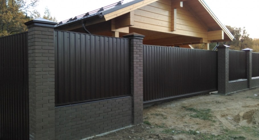 Профнастил RAL 8019 на заборе