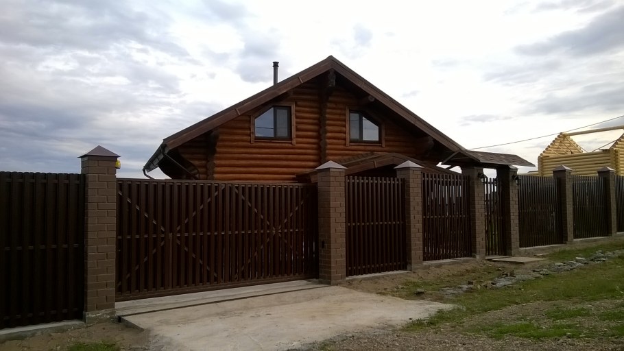 Красивый забор из штакетника металлического