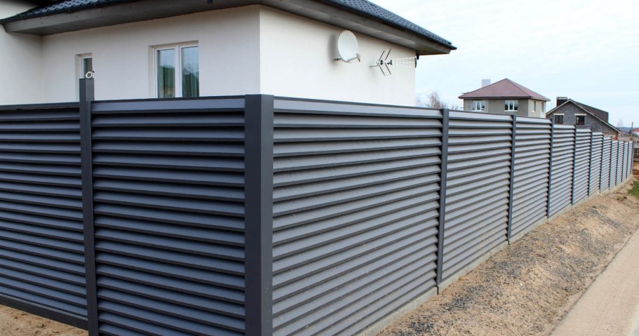 Темный деревянный забор