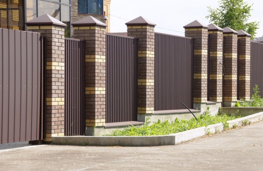 Забор с кирпичными столбами