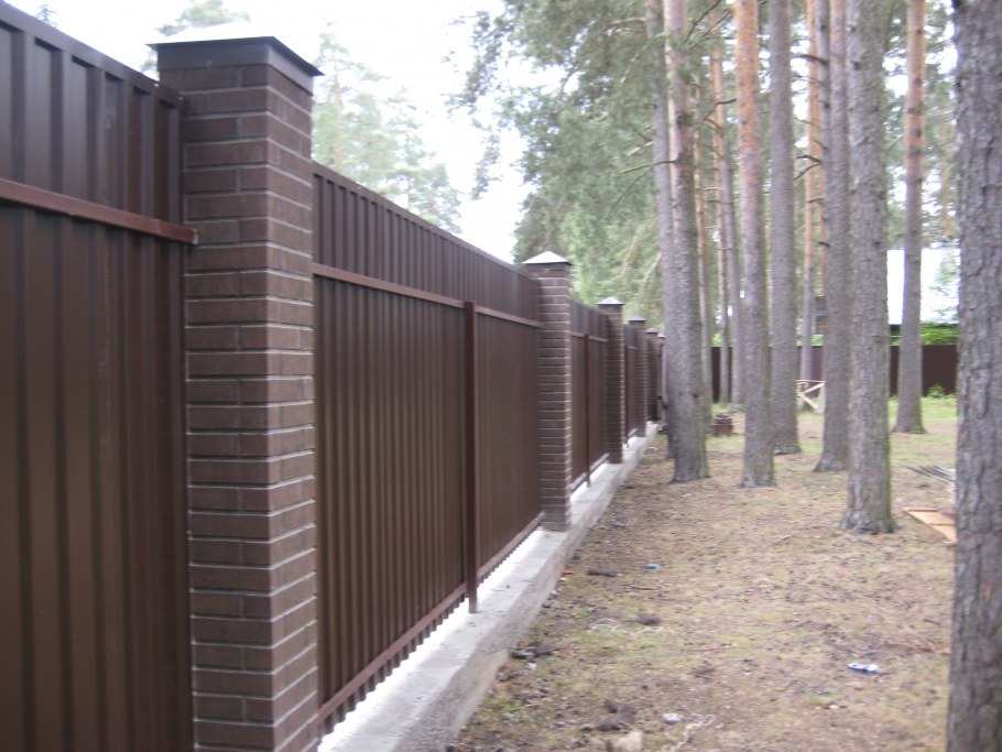 Забор с коричневыми столбами