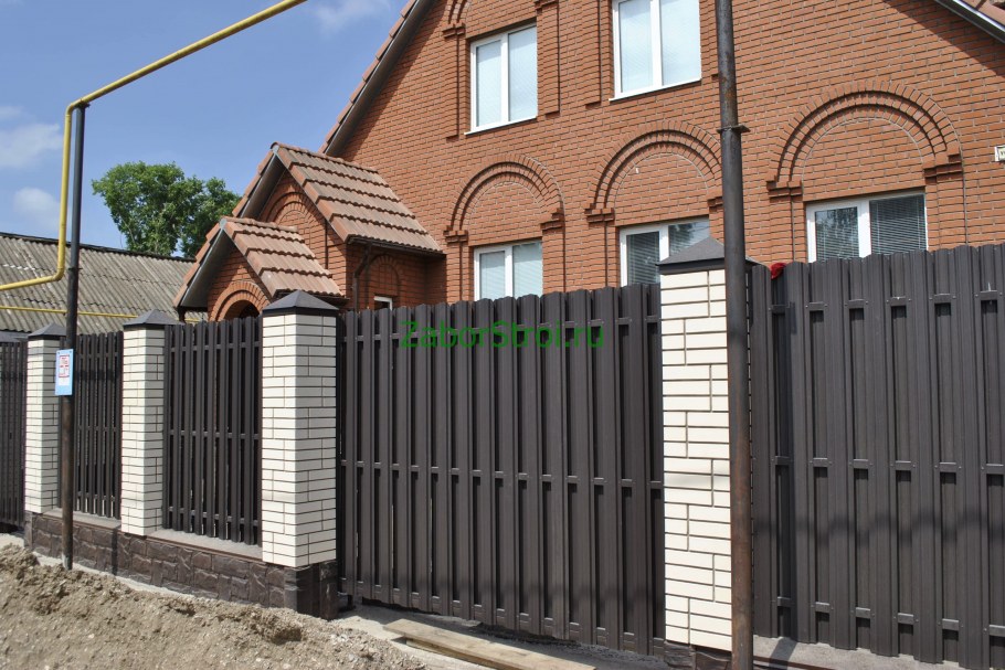 Черный забор современный