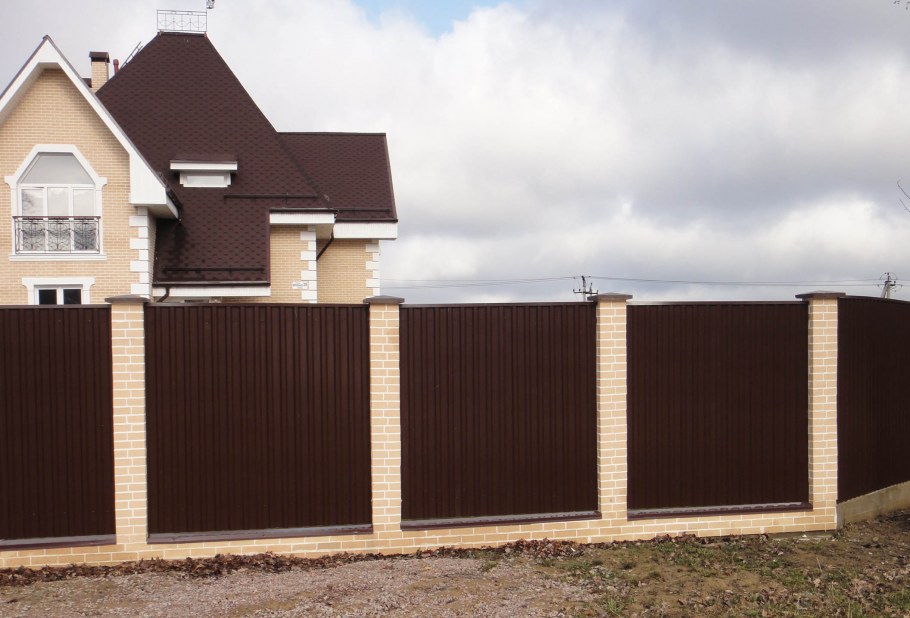 Коричневый забор
