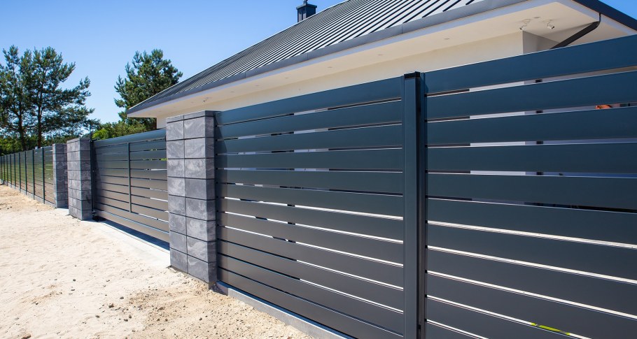 Серый забор