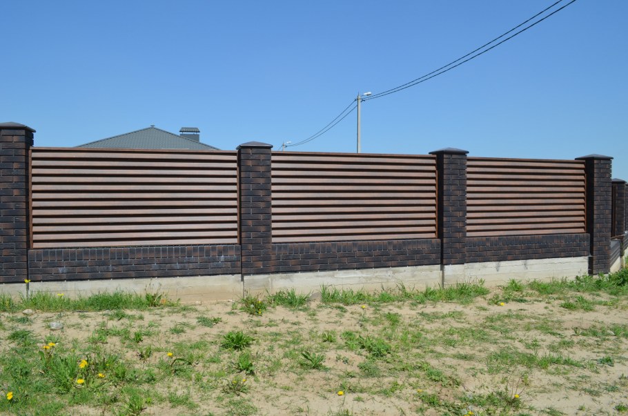 Черный забор из дерева