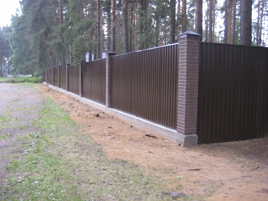 Забор серый кирпич и евроштакетник