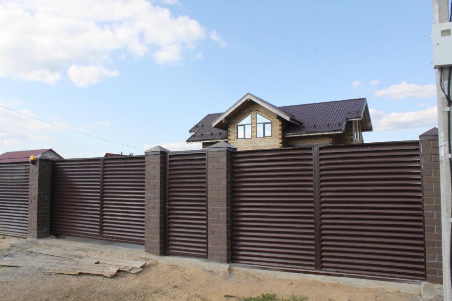 Жалюзийный забор с кирпичными столбами