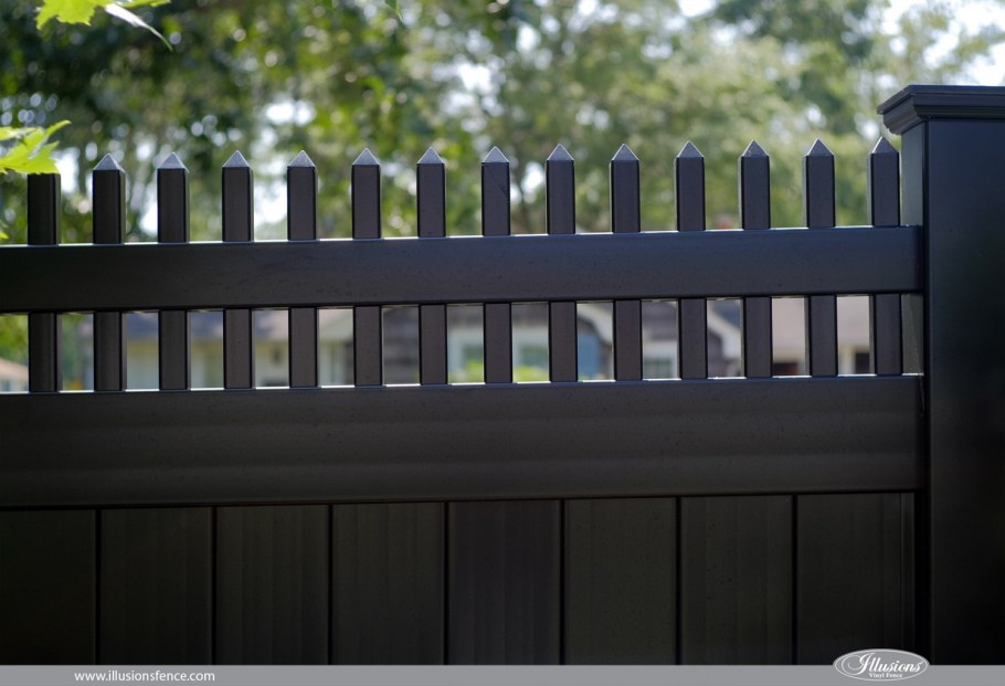 Бело черный забор