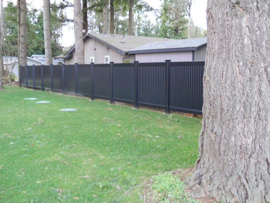 Забор из профлиста с кирпичными столбами