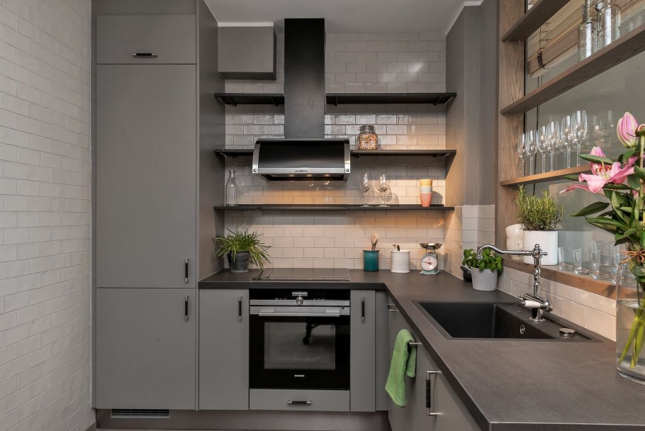 Интерьер маленькой кухни в серых тонах