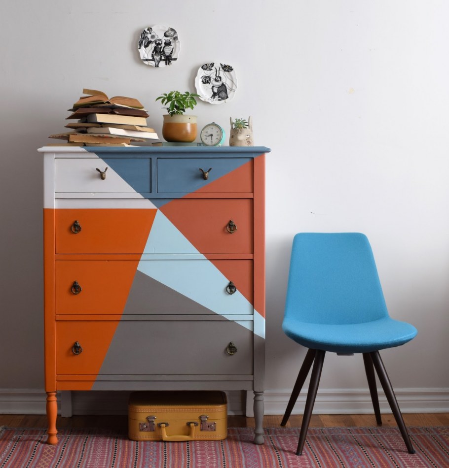 Яркий комод в интерьере