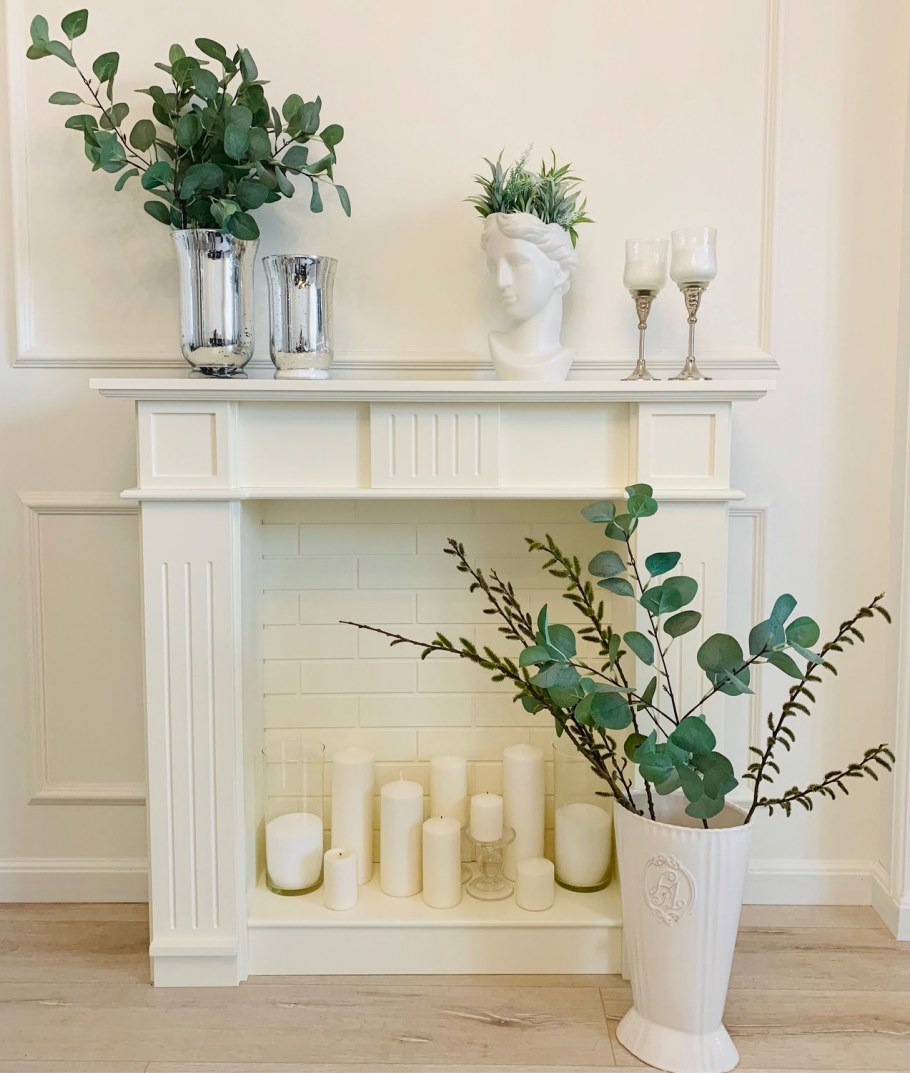 Декоративный камин со свечами