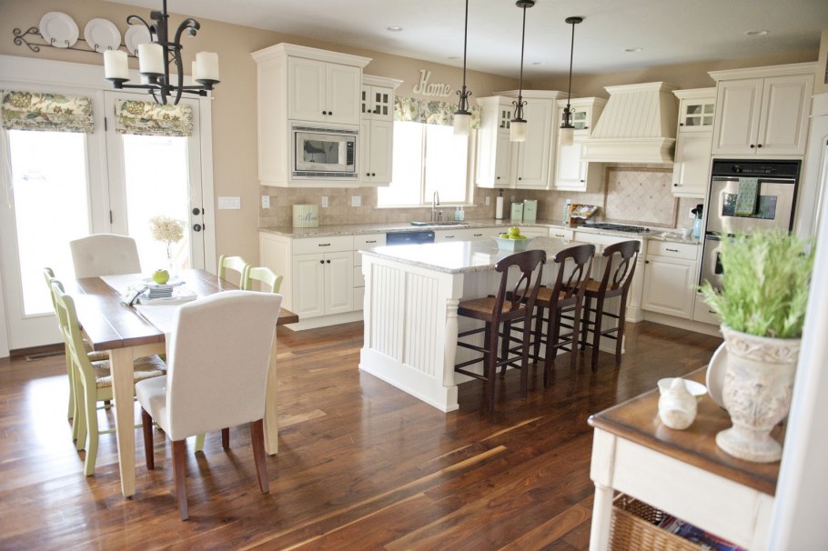 Кухня с большим столом в стиле Прованс