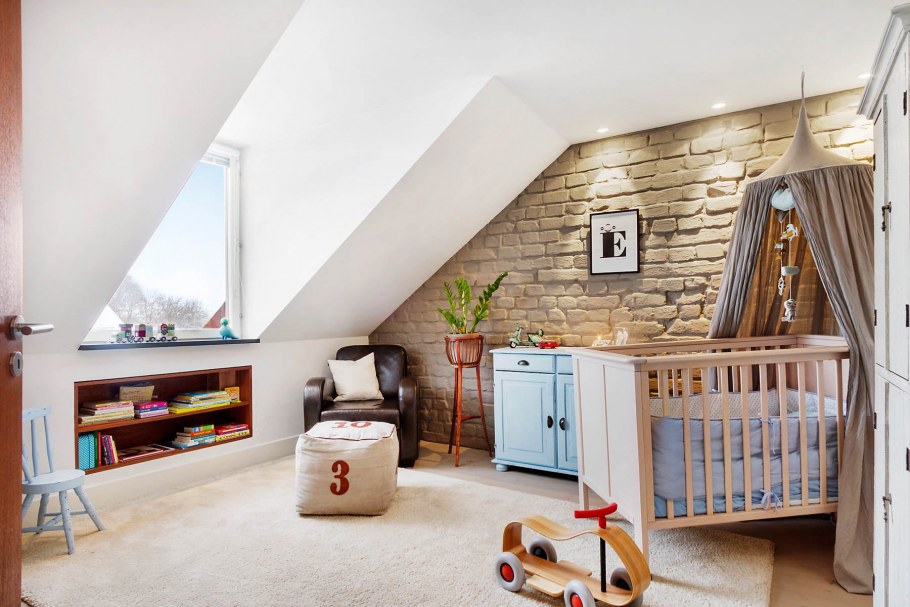 Спальня на мансарде в светлых тонах