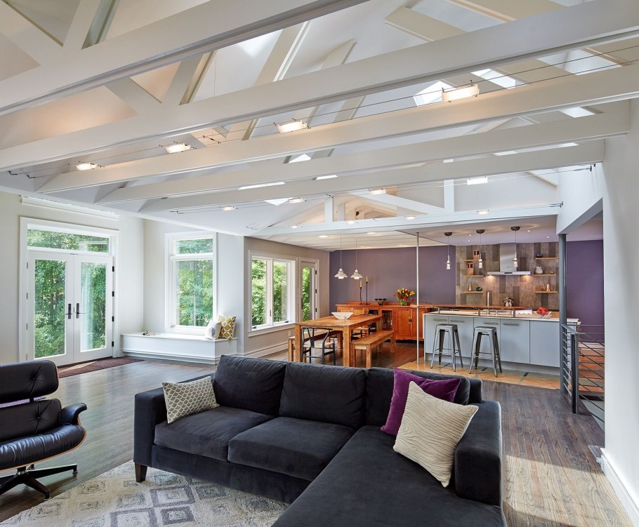 Балочный потолок в гостиной