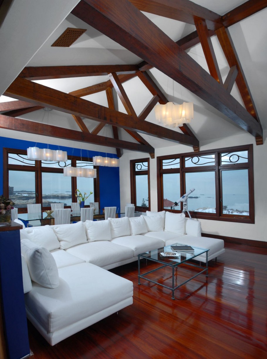 Потолок с деревянными балками