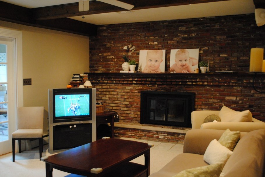 Гостиная с кирпичной стеной и камином