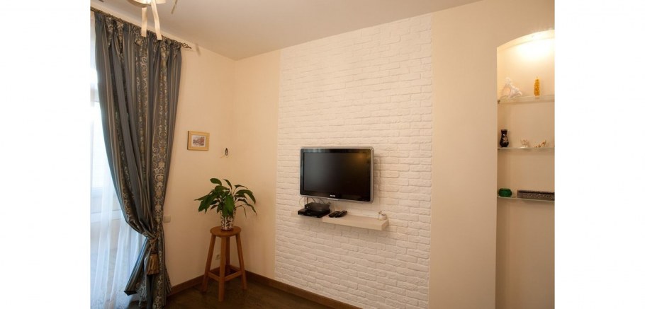 Гипсовая плитка под кирпич в интерьере гостиной