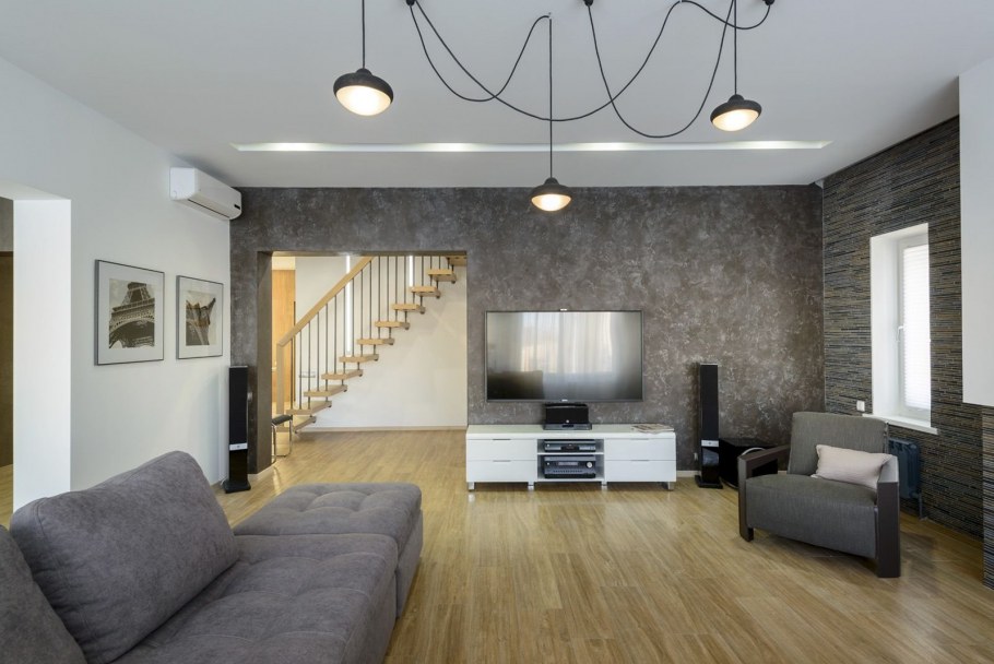 Декоративная штукатурка на стенах в гостиной