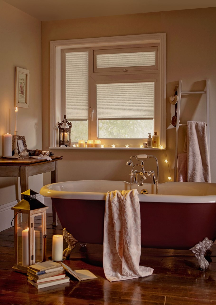 Ванная с окном в скандинавском стиле