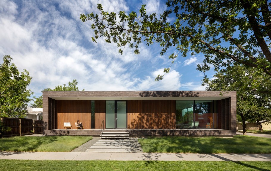 Одноэтажный кирпичный дом с плоской крышей