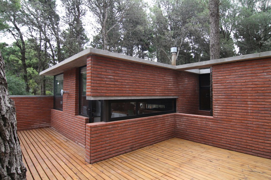 Одноэтажный дом из кирпича с плоской крышей