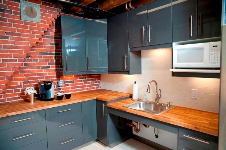 Кухни лофт столешня под дерево