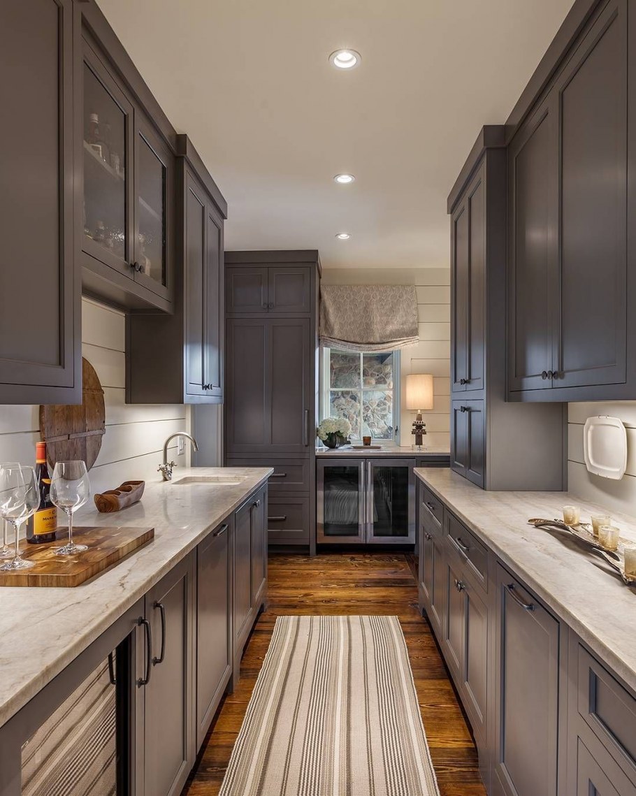 Кухня в сером цвете с деревянной столешницей