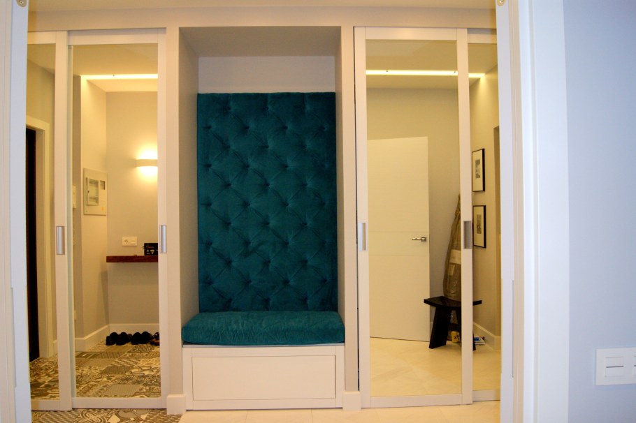 Холодильник в узкой прихожей