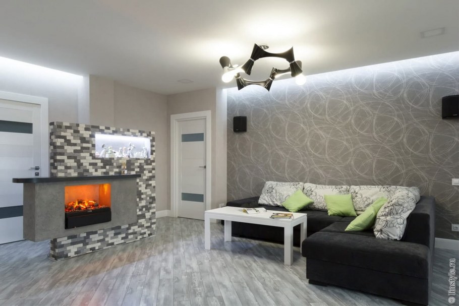 Серый камин в интерьере гостиной