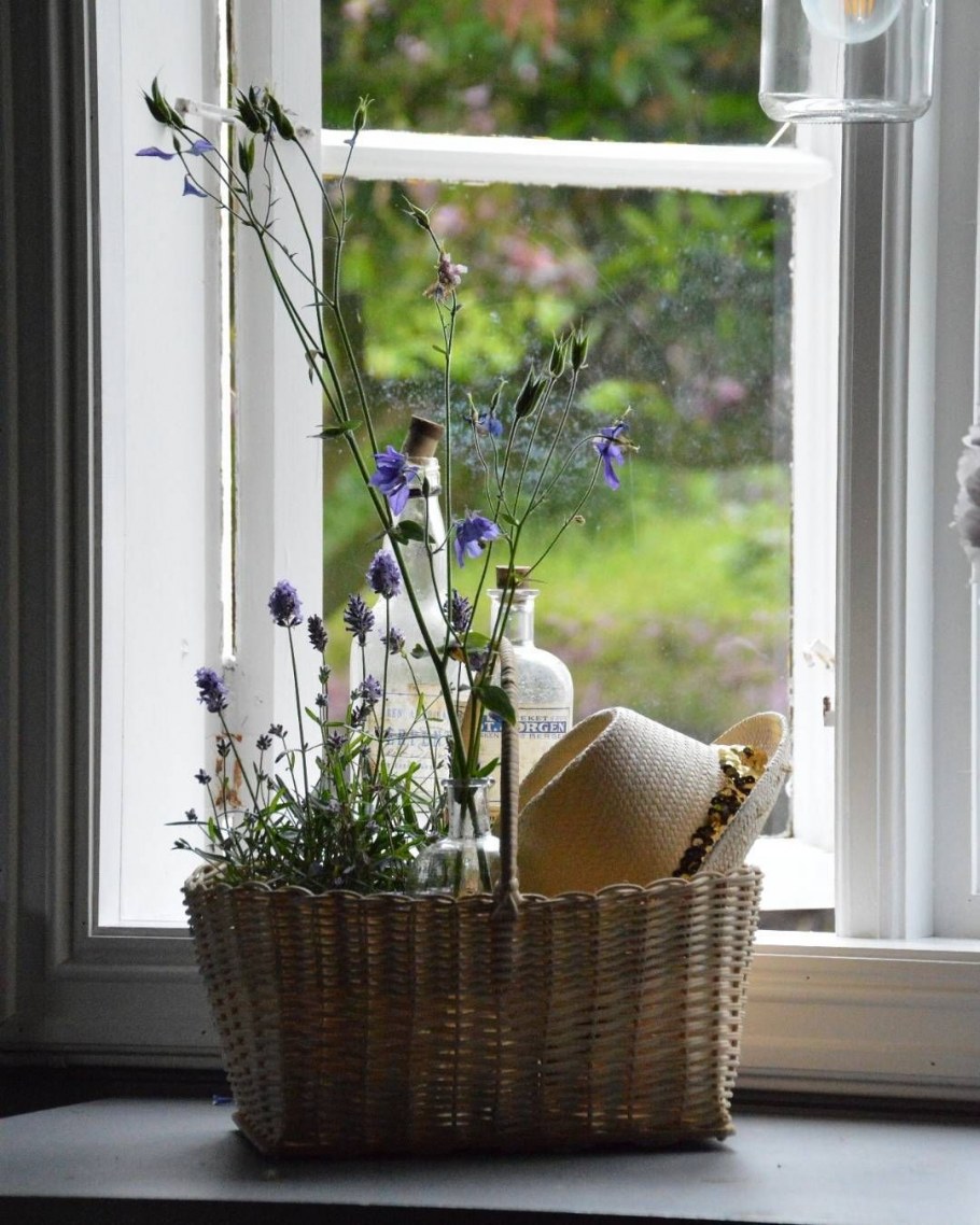 Фигурки на подоконнике стильно