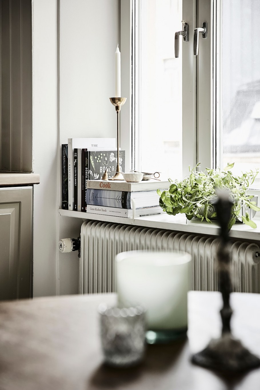 Фото где цветы около подоконника в комнате