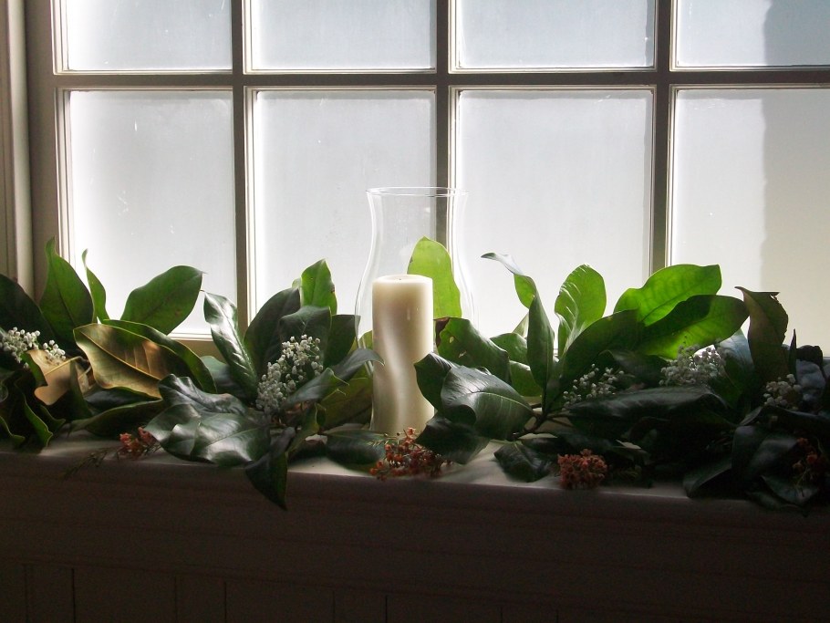 Украсить подоконник в офисе