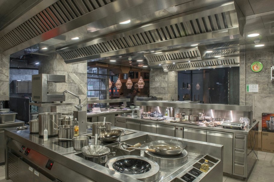 Открытая кухня в ресторане